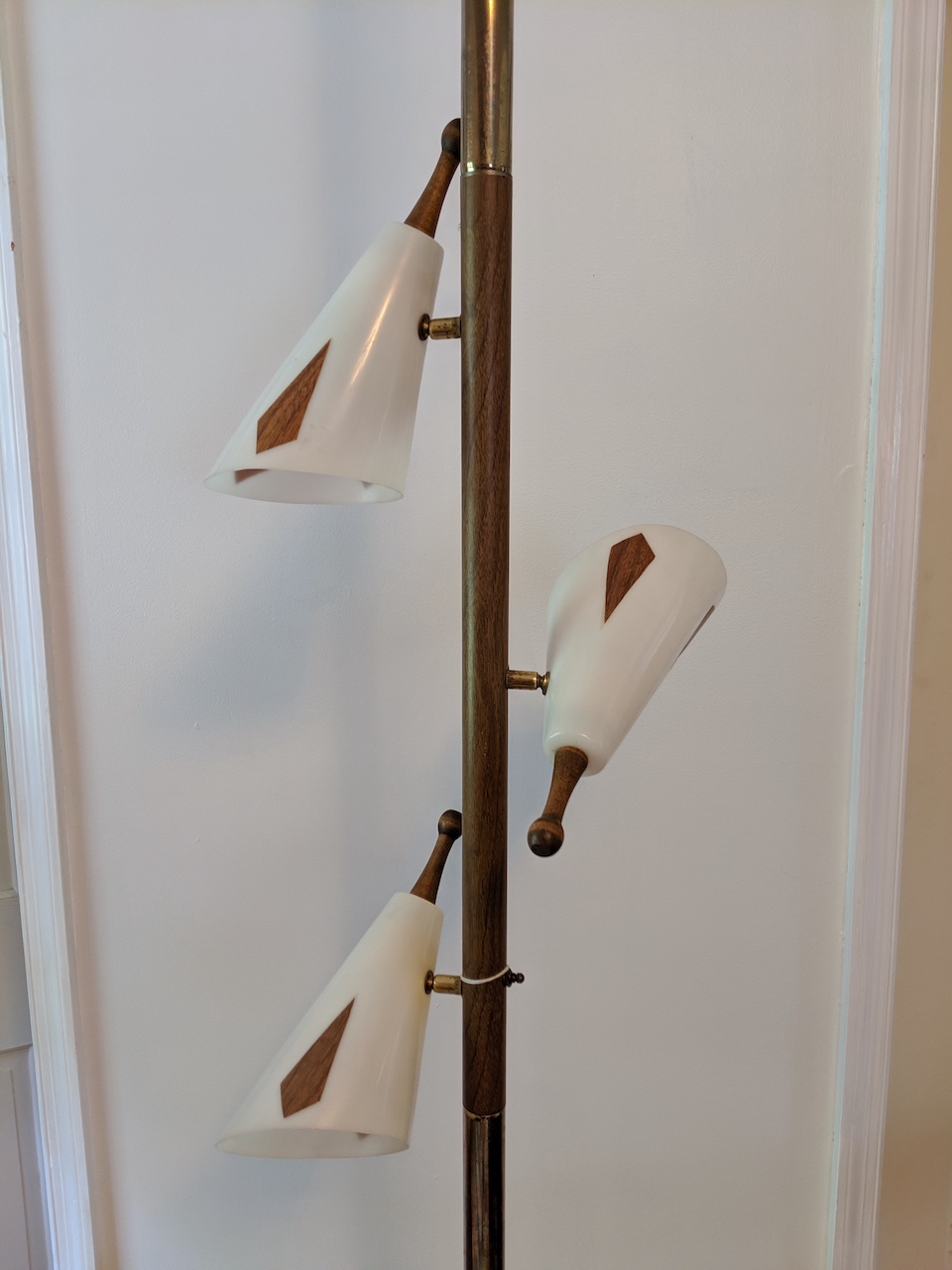https://epochfurnishings.com/wp-content/uploads/2019/05/vintage-mid-century-modern-tension-rod-pole-lamp-inlaid-veneer-07.jpg