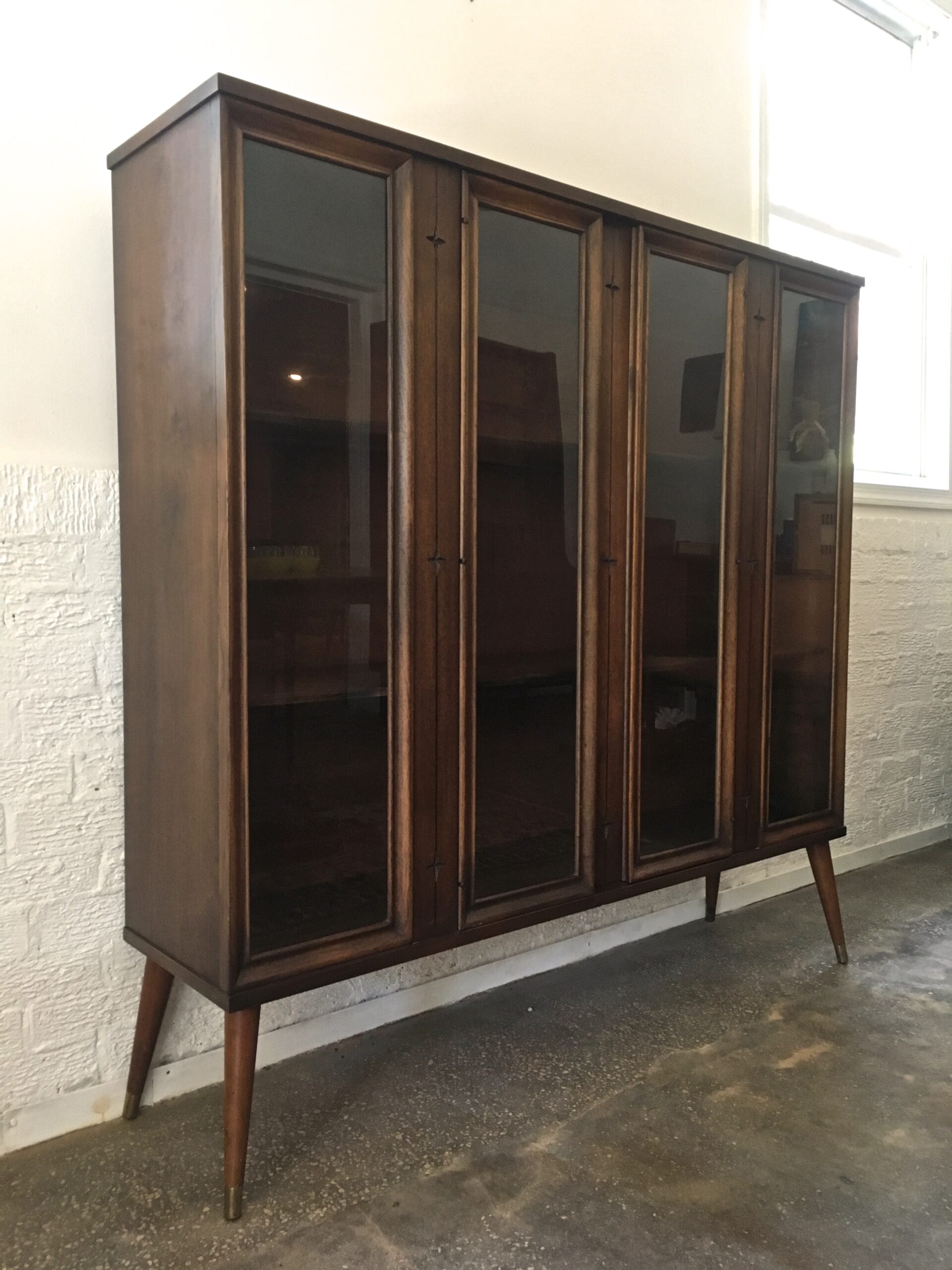 Mid Century Modern Glass Fronted Walnut Display Cabinet, Broyhill Saga - Image 2