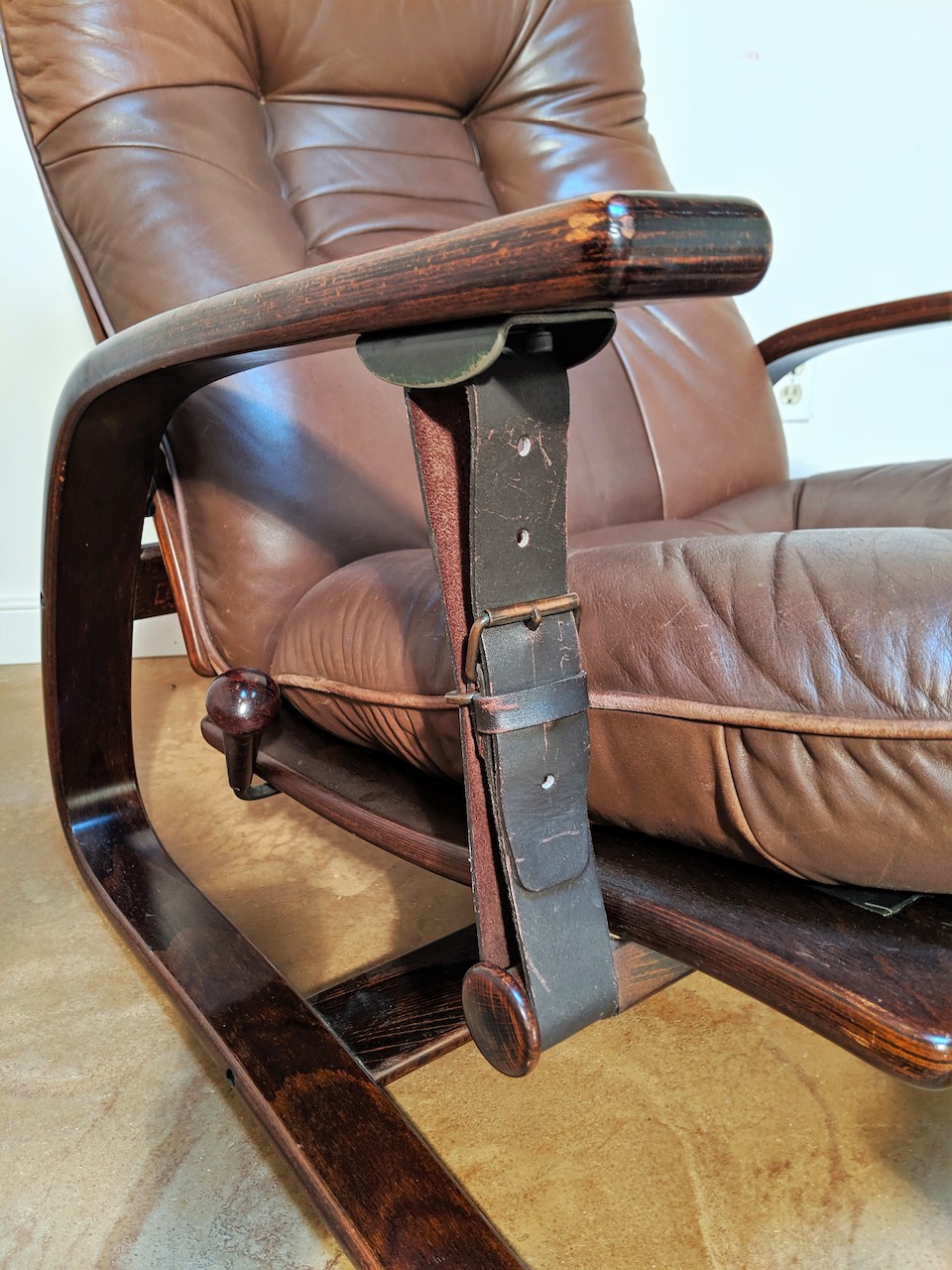 Leather Belt Lounge Chair | Brown